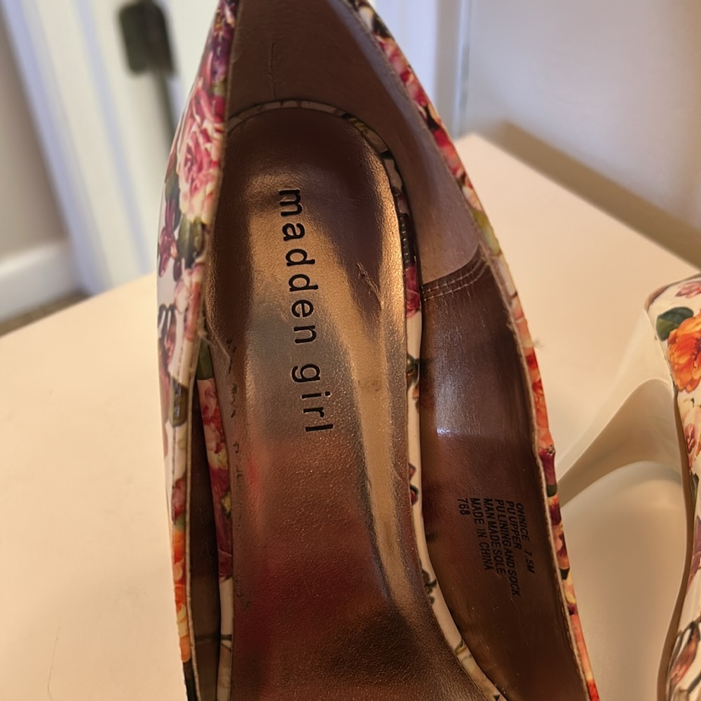 Madden Girl Floral heels - Picture 5 of 10